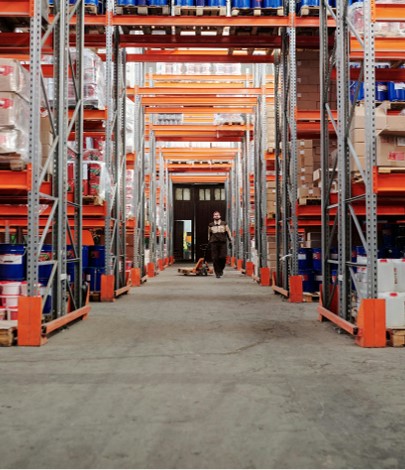 Gang in een magazijn met stellingen